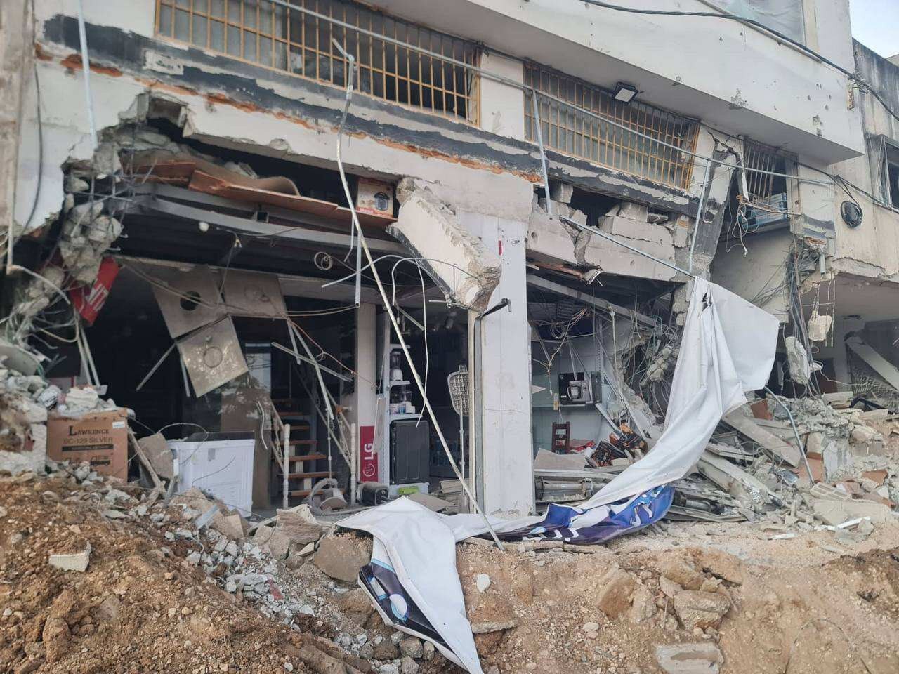 بمباران منازل مسکونی در خانیونس؛ ۳ نظامی صهیونیست به هلاکت رسیدند بمباران منازل مسکونی در خانیونس؛ ۳ نظامی صهیونیست به هلاکت رسیدند