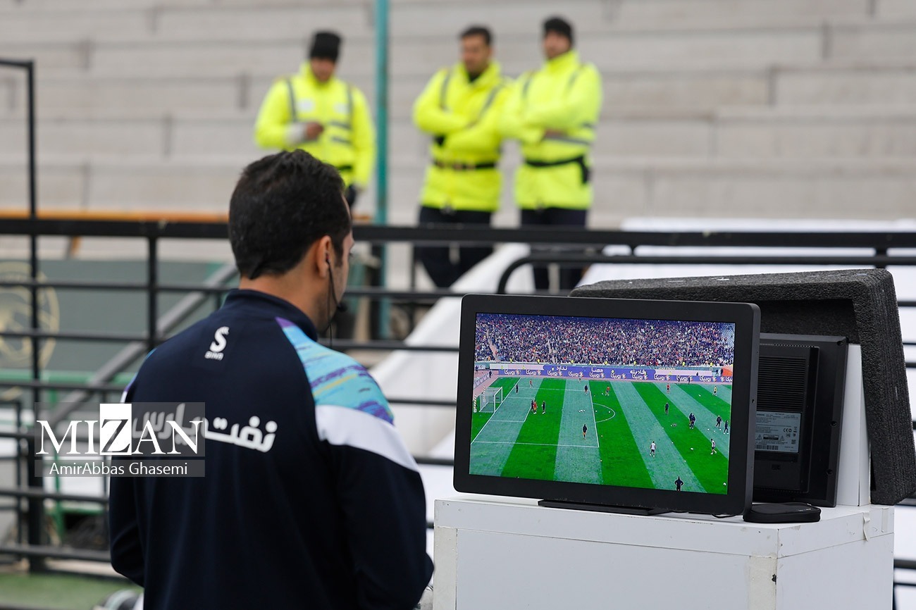 عوامل استرس‌زا برای داوران پراشتباه؛ از سخت‌افزار «توخالی و دکوریِ VAR» فدراسیون تا مکاوحتِ باشگاه‌ها
