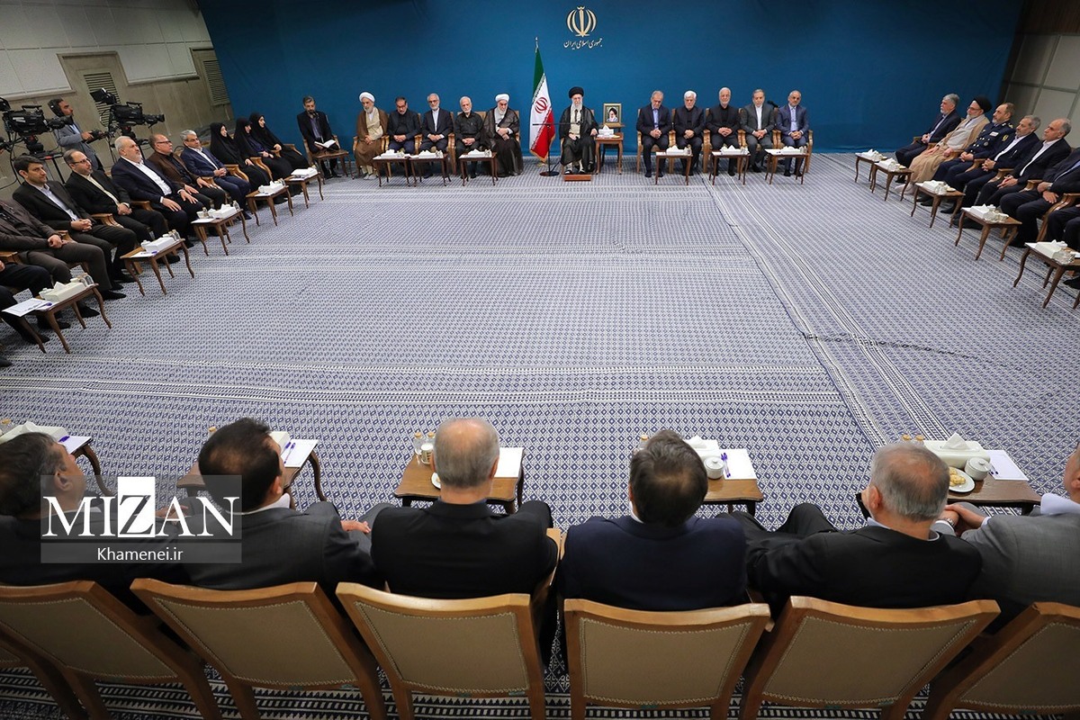 رهبر انقلاب: رئیس جمهور برای انتخاب وزیران با من مشورت کردند/ حتماً به میان مردم و به سفرهای استانی بروید