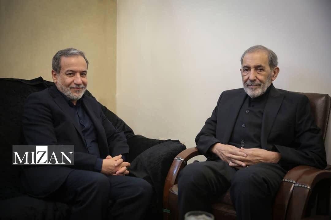 حضور عراقچی در منزل شهید امیرعبداللهیان حضور عراقچی در منزل شهید امیرعبداللهیان