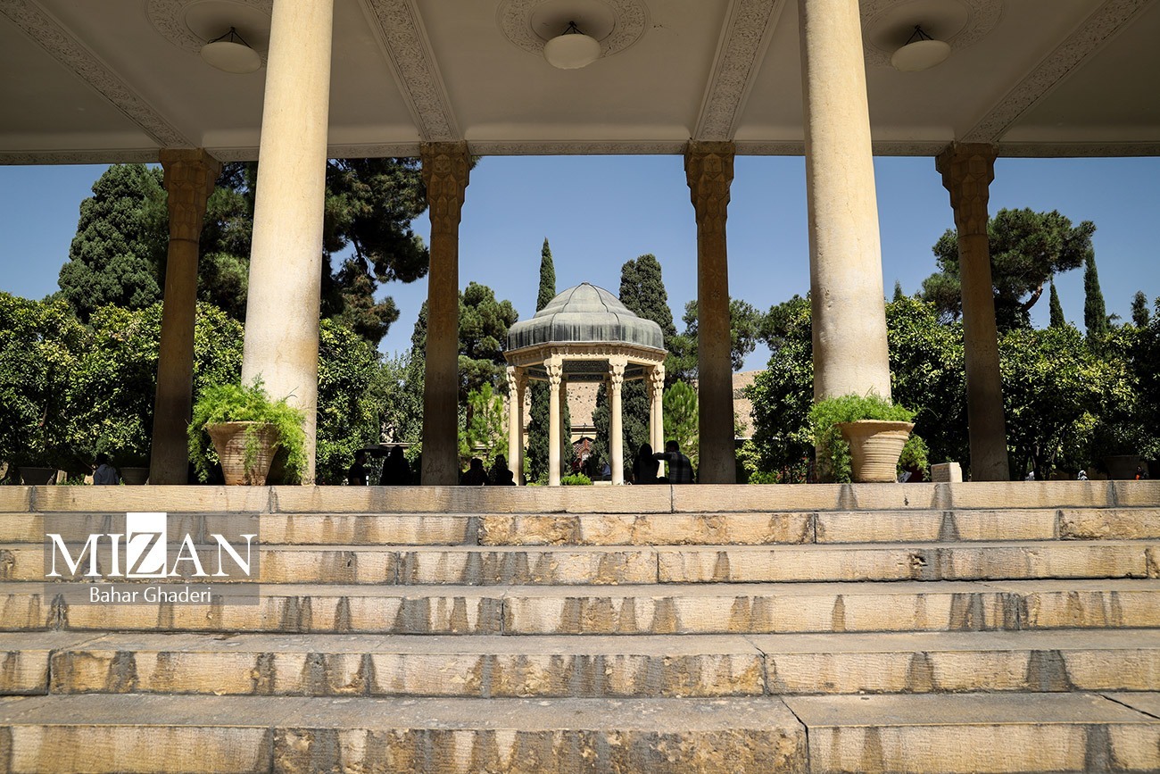 شعر حافظ، معنویت را به شیوه طربناک عرضه می‌کند/ اندیشمند رند ارزش‌های معنوی و انسانی را یاد آوری می‌کند