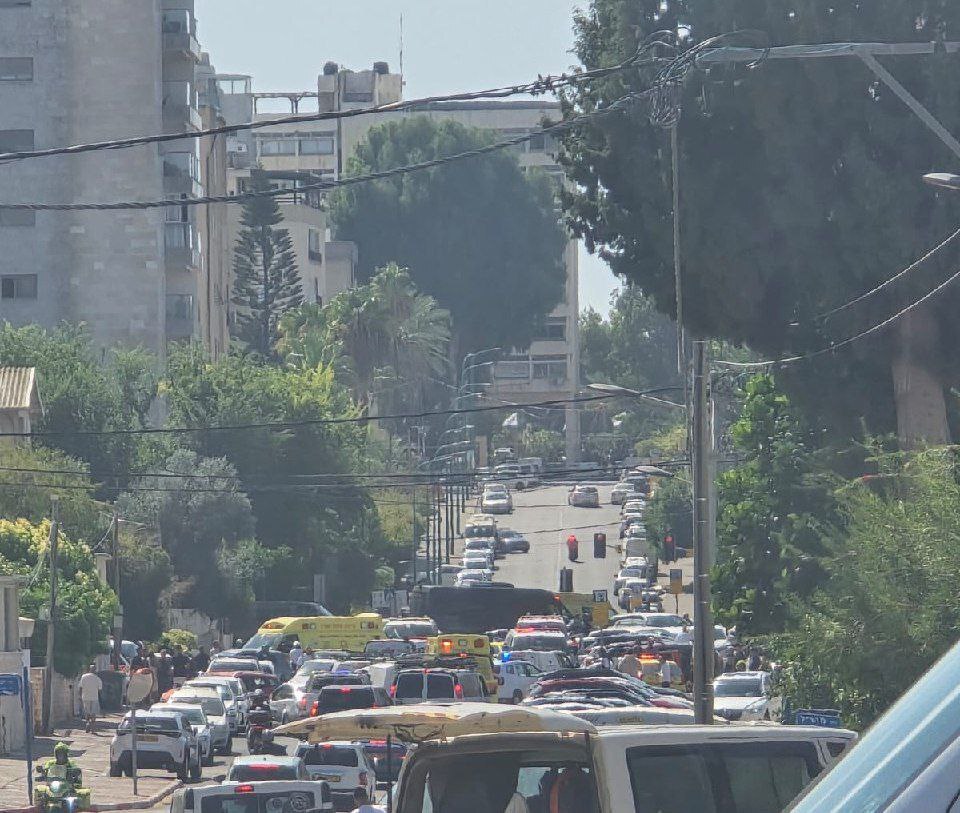 حزب‌الله حیفا را هدف حمله موشکی قرار داد؛ حمله با سلاح سرد در تل‌آویو