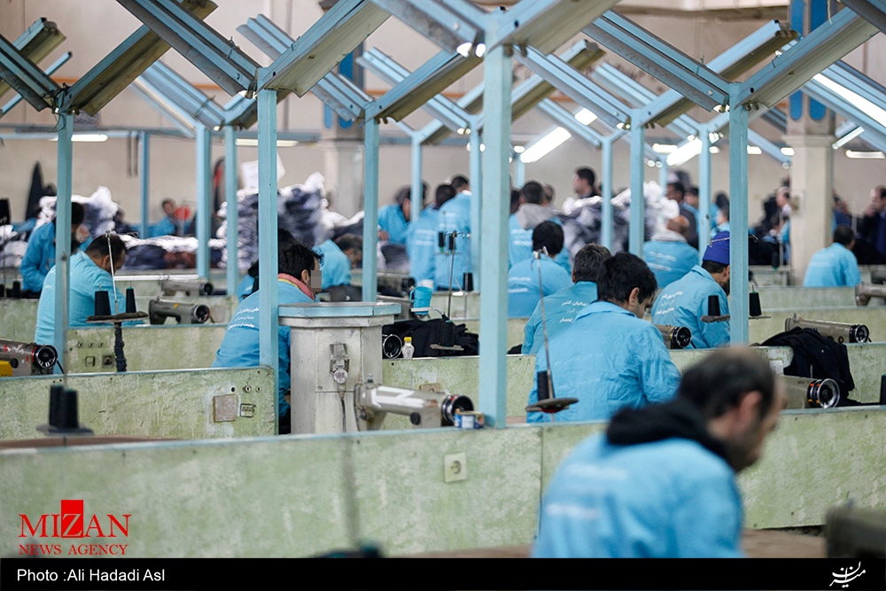 ایجاد کارگاه های اشتغال در زندان با سرمایه‌گذاری کارآفرینان/۱۵ نفر از مددجویان در کارگاه کیسه فریزر زندان مرکزی استان ایلام مشغول به کارند