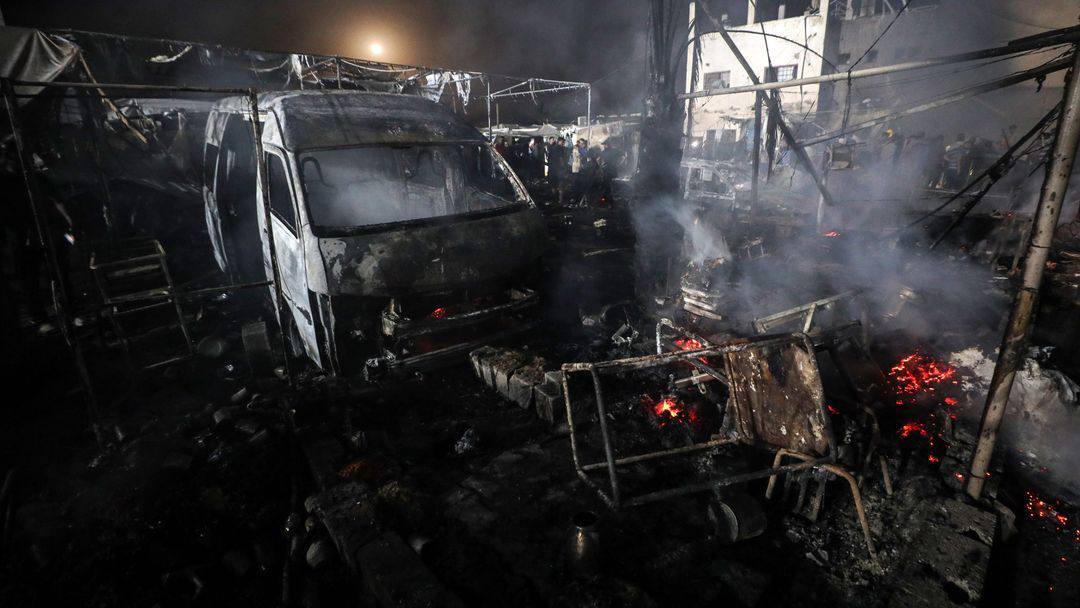 بمباران چادرهای اسکان آوارگان در بیمارستان الاقصی؛ دهها نفر شهید و مجروح شدند بمباران چادرهای اسکان آوارگان در بیمارستان الاقصی؛ دهها نفر شهید و مجروح شدند