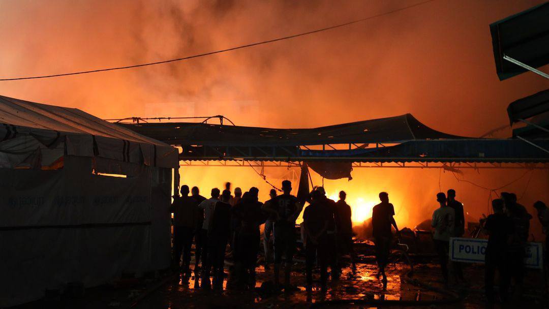 بمباران چادرهای اسکان آوارگان در بیمارستان الاقصی؛ دهها نفر شهید و مجروح شدند بمباران چادرهای اسکان آوارگان در بیمارستان الاقصی؛ دهها نفر شهید و مجروح شدند