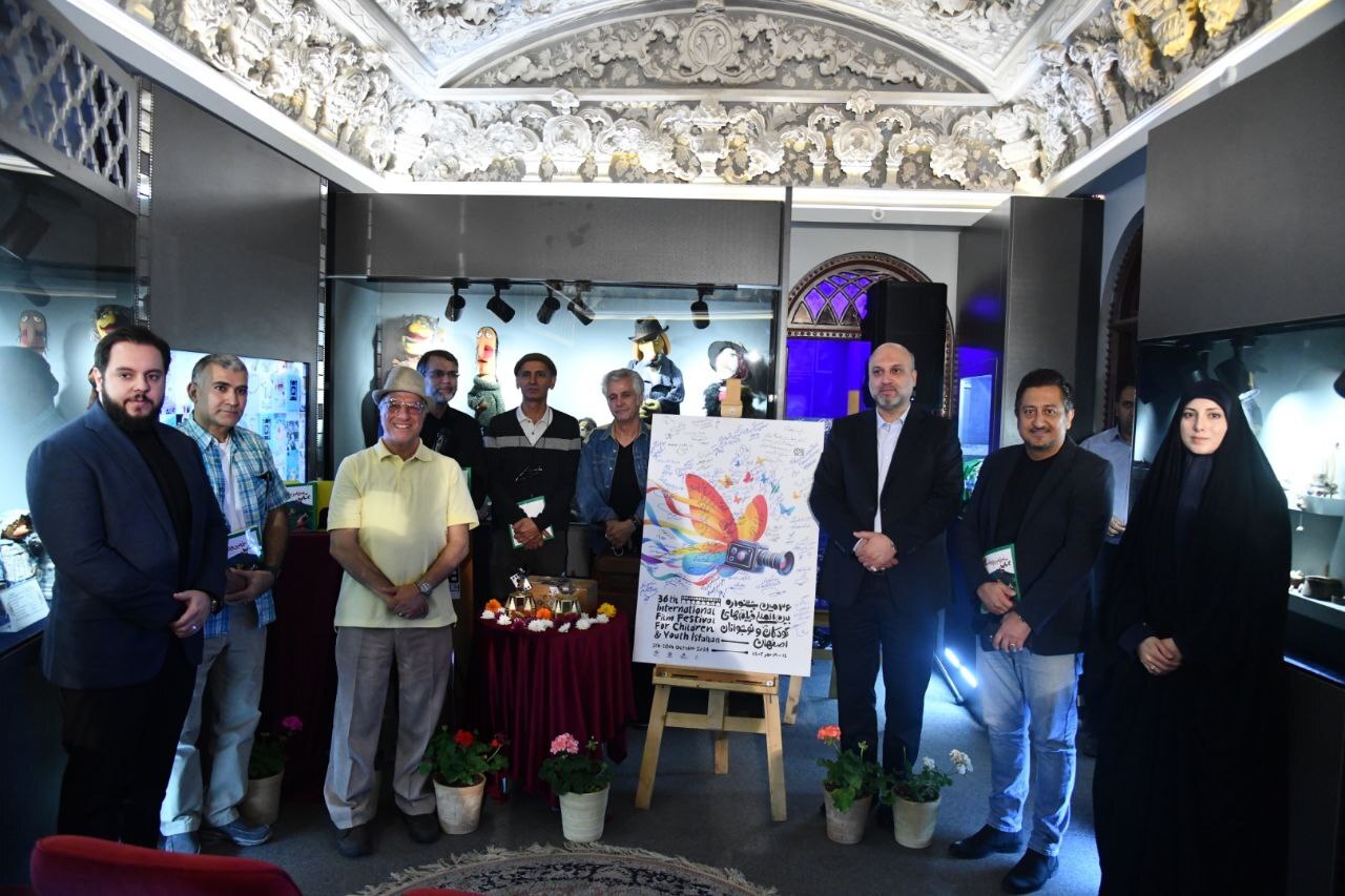 سینمای کودک برای به روز شدن نیاز به باز اندیشی دارد/ رونمایی از کتاب «سرزمین پروانهها» سینمای کودک برای به روز شدن نیاز به باز اندیشی دارد/ رونمایی از کتاب «سرزمین پروانهها»