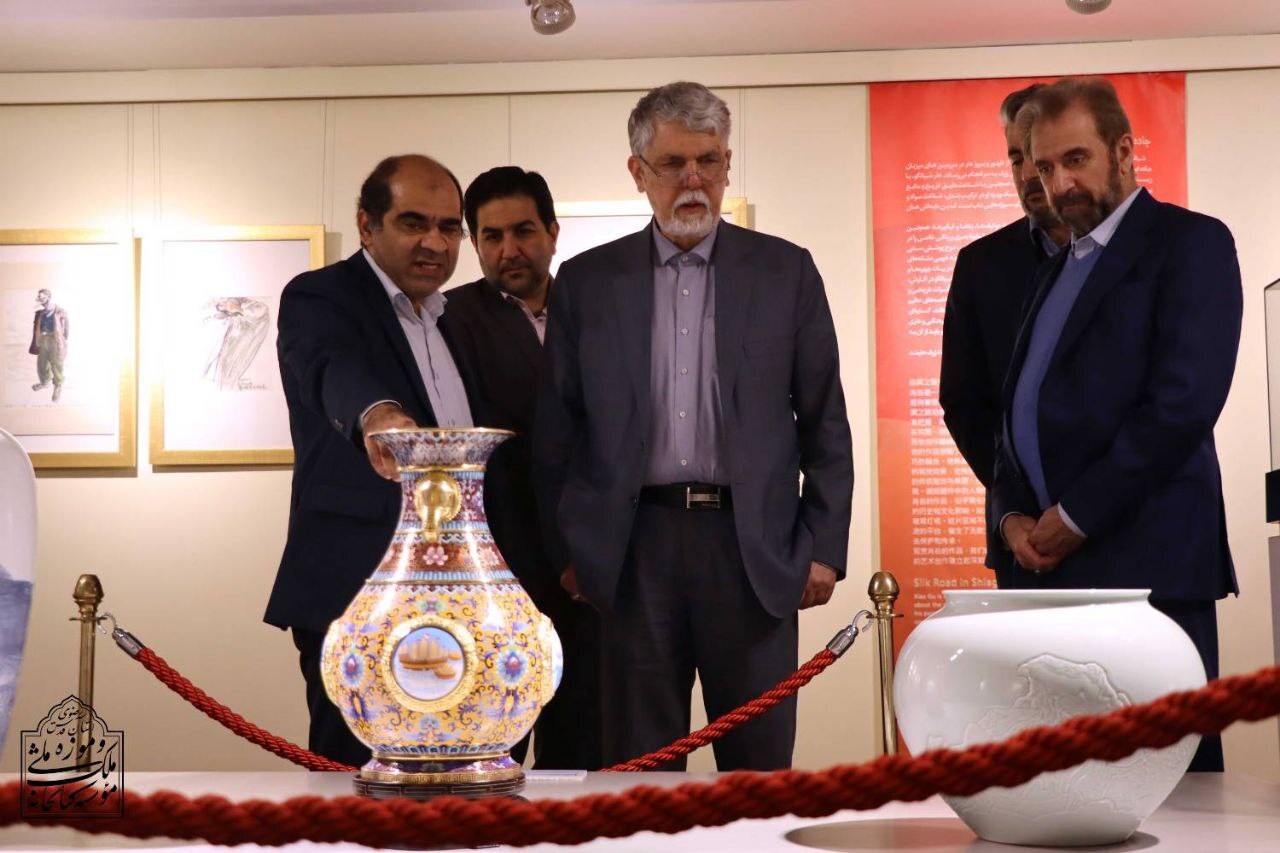 بازدید وزیر فرهنگ و ارشاد اسلامی از نمایشگاه مشترک ایران و چین