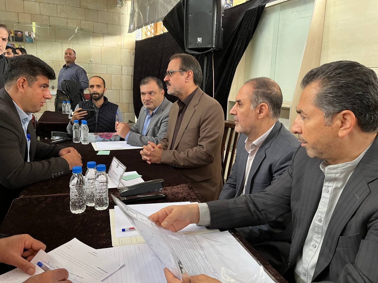 حضور مسئولان عالی قضایی در میز خدمت نماز جمعه تهران/ معاونین رئیس قوه قضاییه به مشکلات مردم رسیدگی کردند