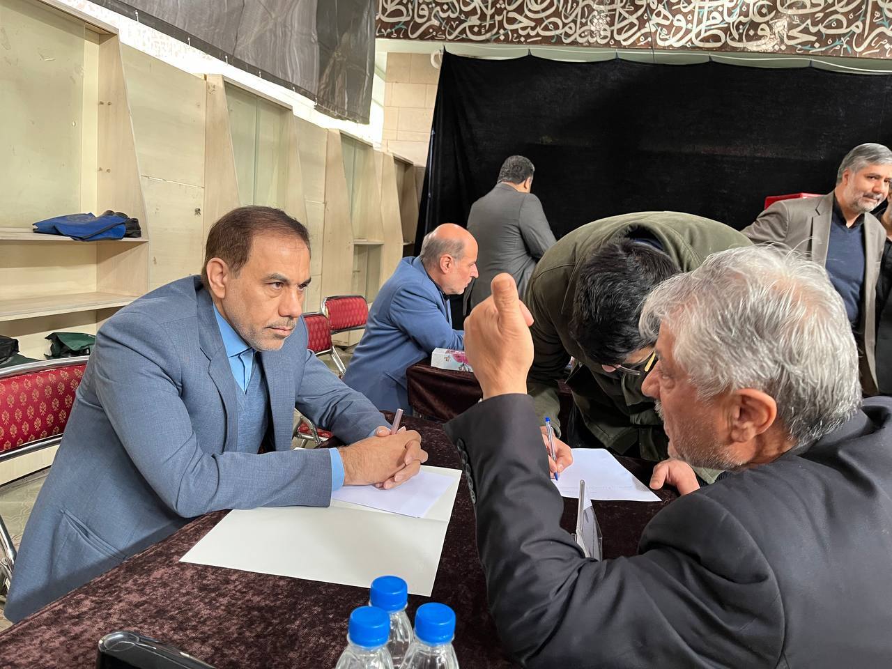 حضور مسئولان عالی قضایی در میز خدمت نماز جمعه تهران/ معاونین رئیس قوه قضاییه به مشکلات مردم رسیدگی کردند