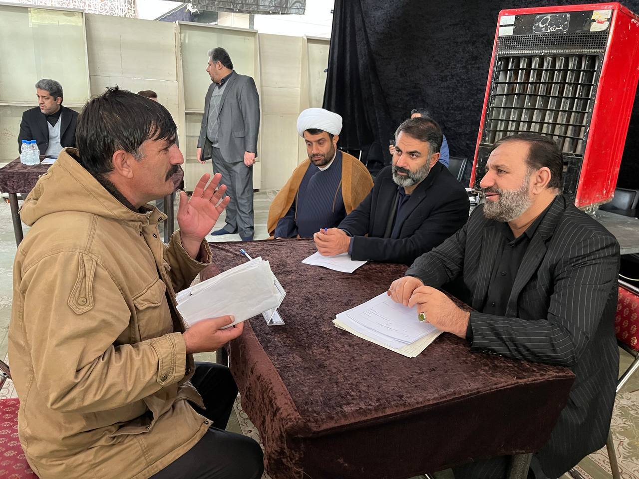 حضور مسئولان عالی قضایی در میز خدمت نماز جمعه تهران/ معاونین رئیس قوه قضاییه به مشکلات مردم رسیدگی کردند