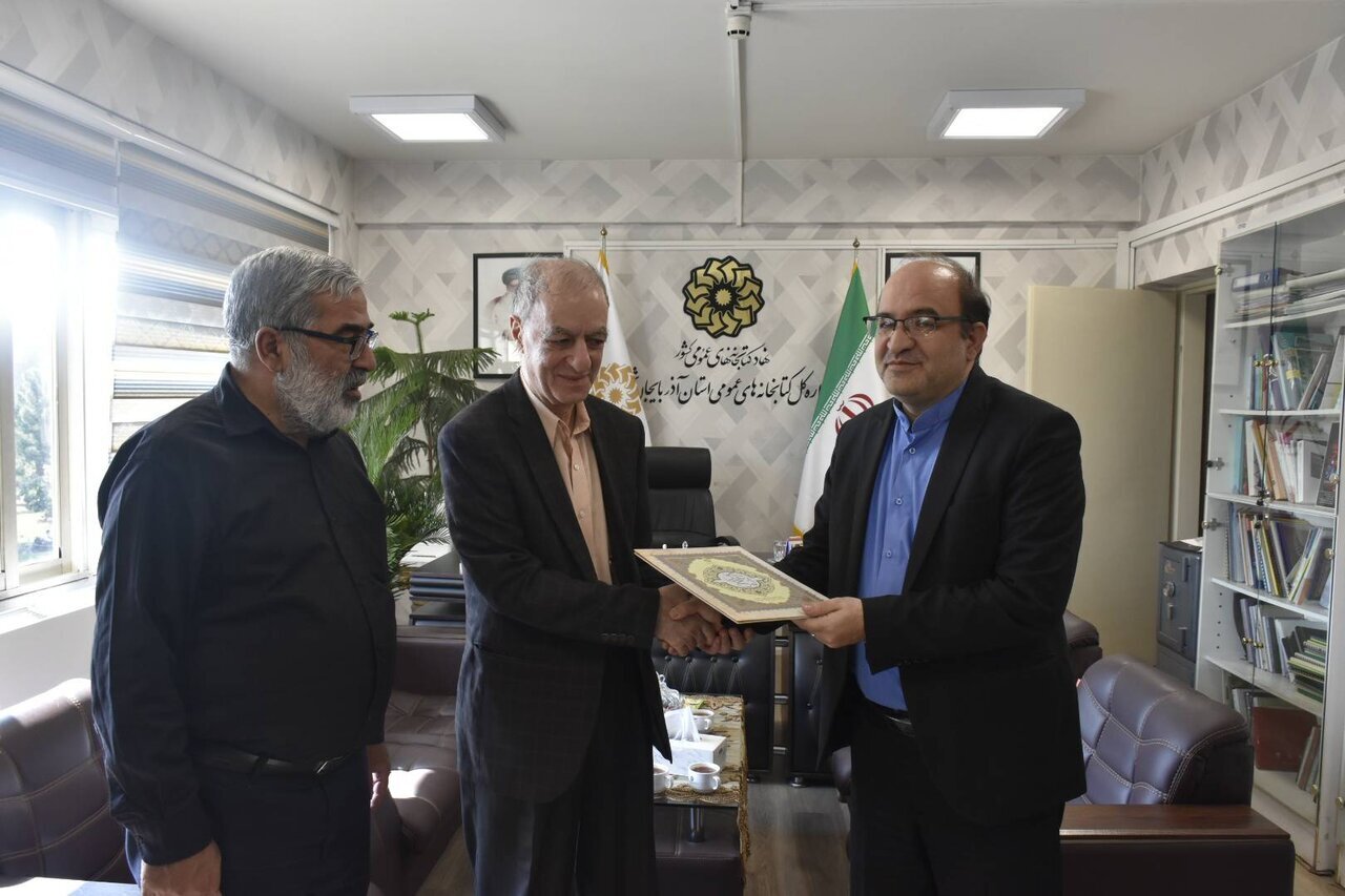 اهدای ۸۱ نسخه ارزشمند خطی، چاپ سنگی و سربی به کتابخانه مرکزی تبریز اهدای ۸۱ نسخه ارزشمند خطی، چاپ سنگی و سربی به کتابخانه مرکزی تبریز
