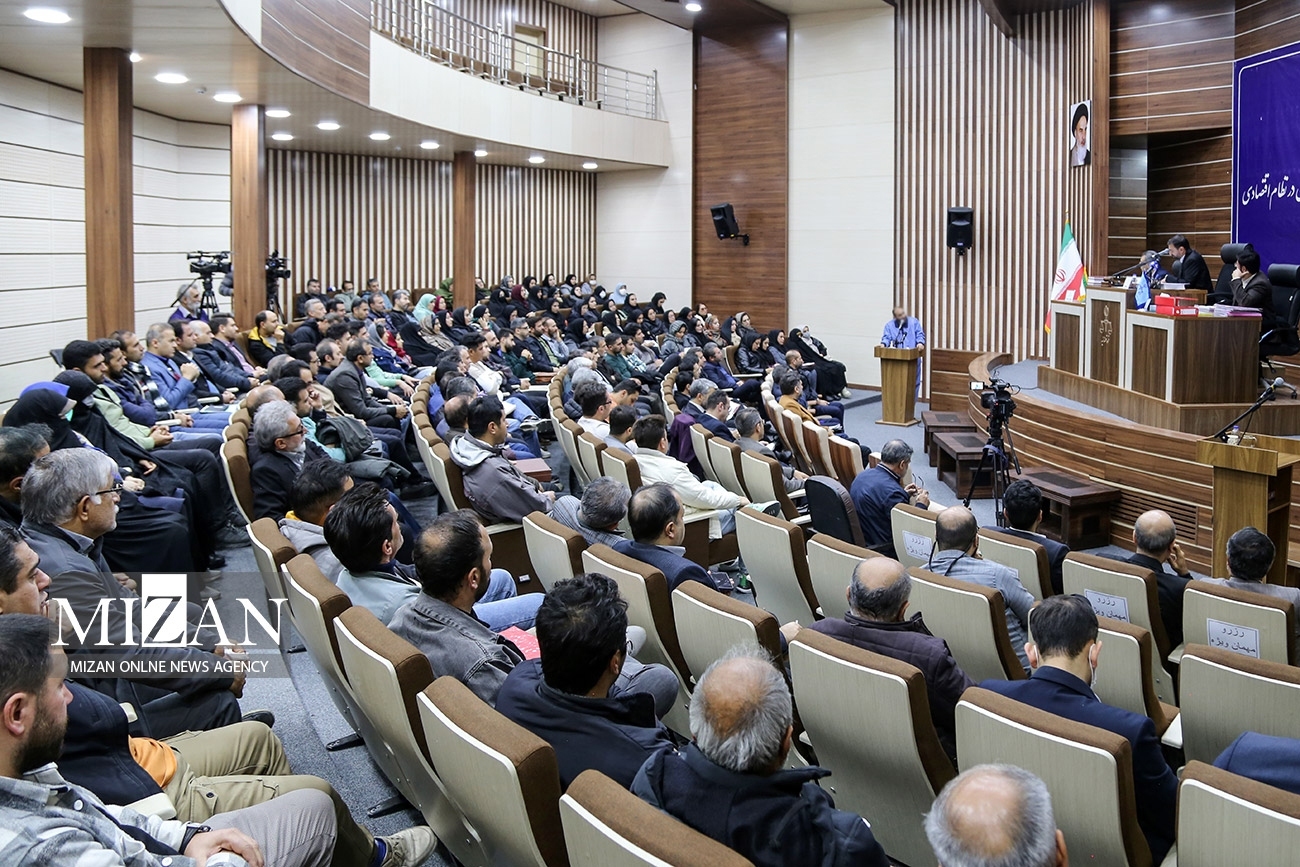 سومین جلسه دادگاه رسیدگی به پرونده کثیرالشاکی رضایت خودرو طراوت نوین/ بازی با سرمایه مردم براساس حدس و پیش‌بینی/ از خرید و فروش عتیقه با سرمایه مردم تا پرداخت روزانه یک میلیارد تومان به نزدیکان متهم/ قاضی دادگاه: هیچ شخصی بدون اجازه بانک مرکزی اجازه جذب سرمایه مردم را ندارد