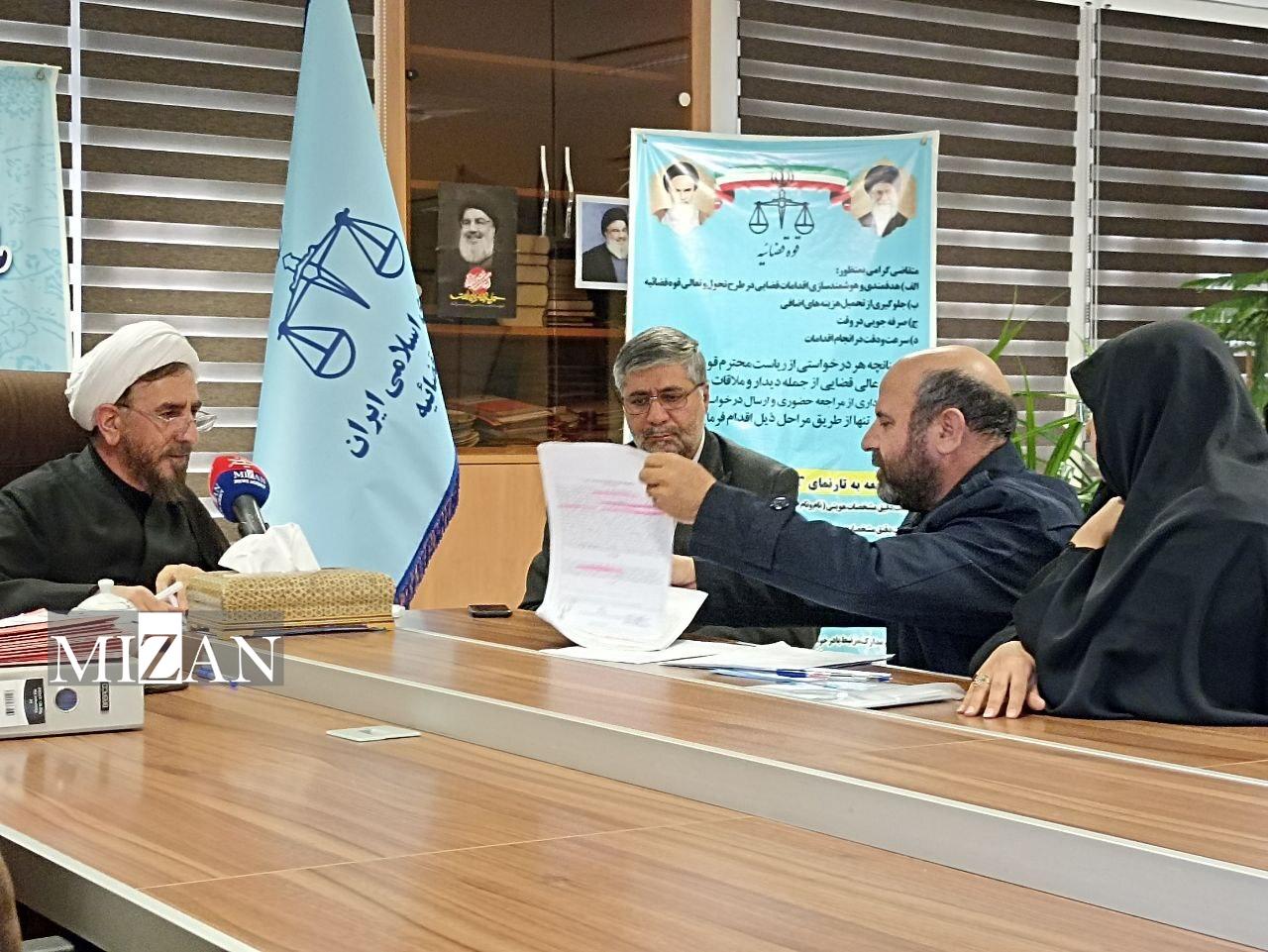 معاون قضایی قوه قضاییه با حضور در مرکز ارتباطات مردمی به مشکلات ۱۲ نفر از مراجعان رسیدگی کرد/حجت الاسلام مظفری: ملاقات‌های حضوری، برای مردم دل گرم کننده است