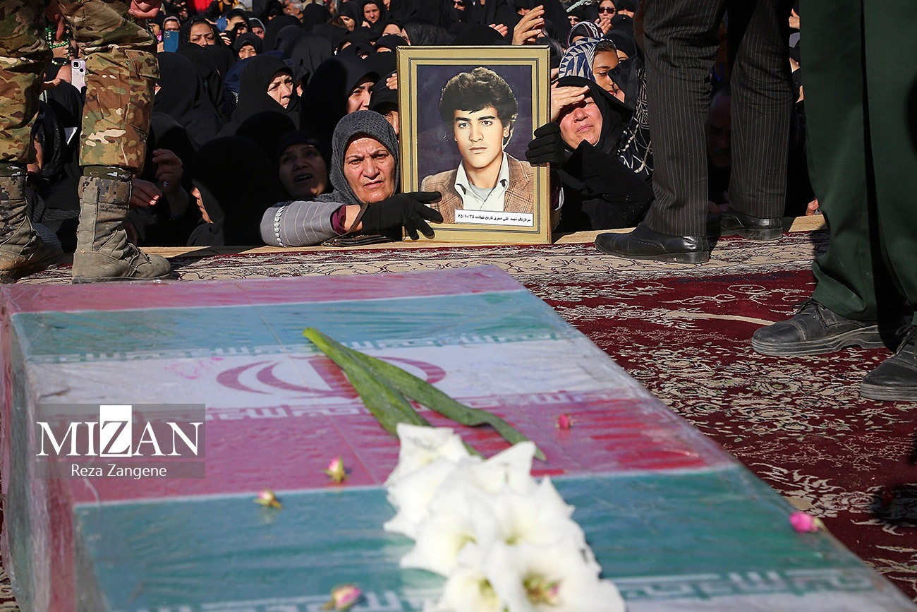 تشییع باشکوه پیکر ۳۰۰ شهید گمنام در سراسر کشور تشییع باشکوه پیکر ۳۰۰ شهید گمنام در سراسر کشور