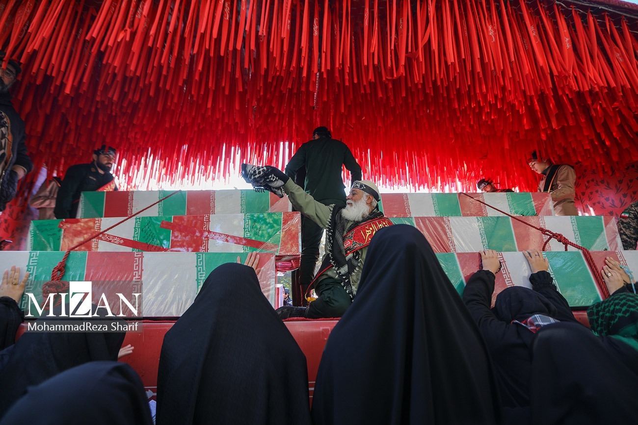 تشییع باشکوه پیکر ۳۰۰ شهید گمنام در سراسر کشور تشییع باشکوه پیکر ۳۰۰ شهید گمنام در سراسر کشور