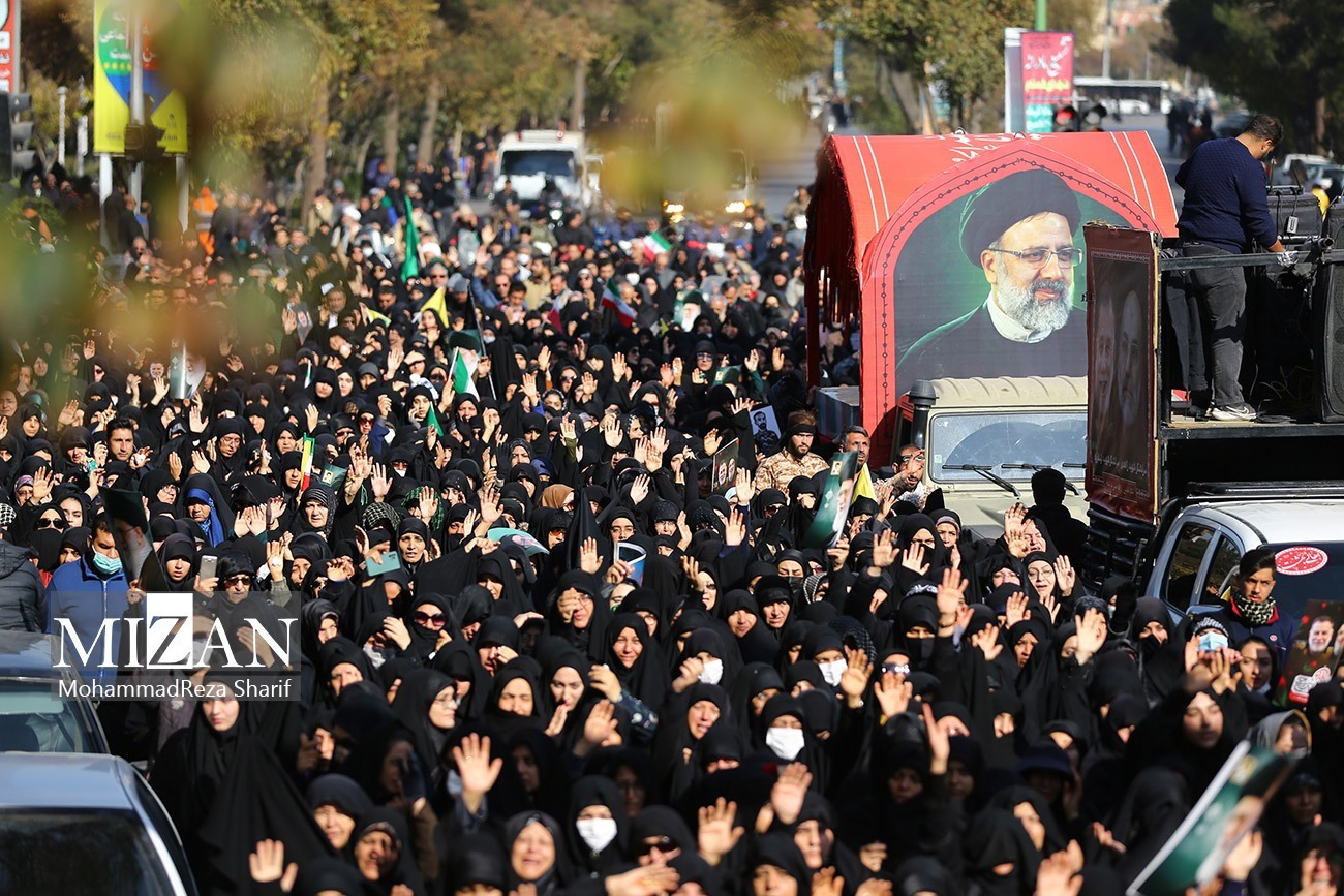 تشییع باشکوه پیکر ۳۰۰ شهید گمنام در سراسر کشور تشییع باشکوه پیکر ۳۰۰ شهید گمنام در سراسر کشور