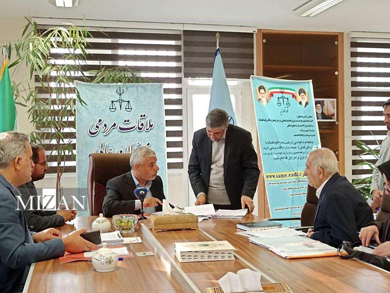 رسیدگی معاون مبارزه با قاچاق و جرایم سازمان یافته دادستانی کل کشور به مشکلات حقوقی۱۷ نفر از مراجعان در ملاقات مردمی/دست تولیدکنندگان را به گرمی می‌فشاریم/حمایت از تولید در سایه اقتصادِ مبتنی بر قانون و حقوق، محقق شدنی است