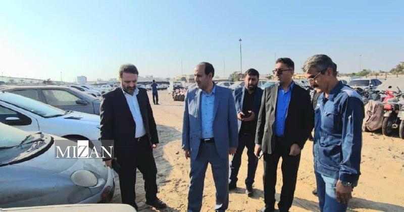 معاون نظارت بر امور دادسرا‌ها وضابطین دادستان کل کشور از پارکینگ خودرو‌های توقیفی در بندرعباس بازدید کرد