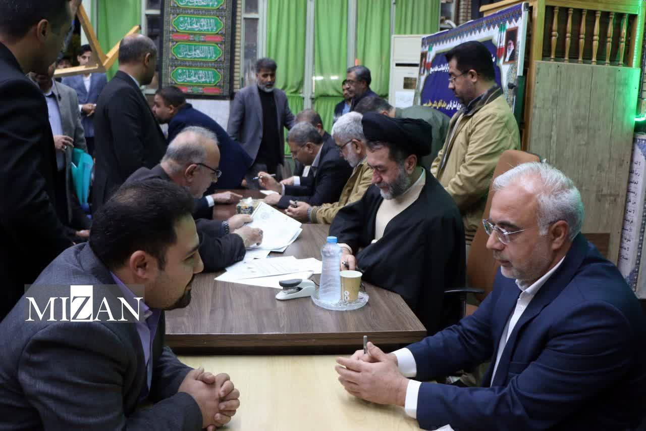 درخواست ۷۴ نفر از نمازگزاران توسط مسئولان قضایی استان فارس بررسی شد / تجلیل از خانواده معظم شهدا و بسیجیان