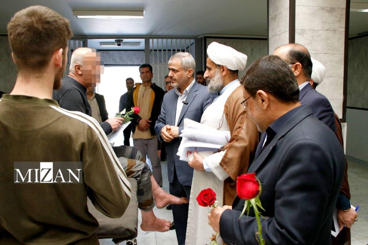 رئیس کل دادگستری استان تهران از زندان تهران بزرگ بازدید کرد/ اعطای مرخصی به ۷ هزار و ۱۱۳ نفر از زندانیان واجد شرایط به مناسبت عید سعید فطر/ ۵۵ مددجو آزاد شدند رئیس کل دادگستری استان تهران از زندان تهران بزرگ بازدید کرد/ اعطای مرخصی به ۷ هزار و ۱۱۳ نفر از زندانیان واجد شرایط به مناسبت عید سعید فطر/ ۵۵ مددجو آزاد شدند