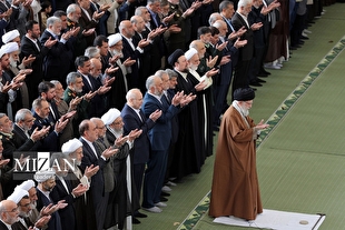 پنجره متفاوتی به اقامه نماز و اشک‌های رهبر انقلاب هنگام قرائت دعای قنوت عید سعید فطر