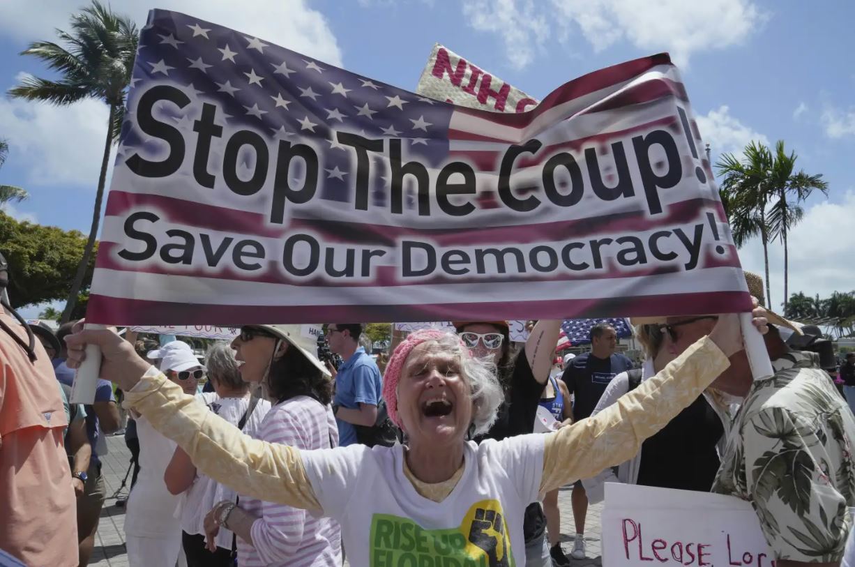 تظاهرات سراسری علیه ترامپ و ایلان ماسک؛ معترضان در ۵۰ ایالت تجمع کردند تظاهرات سراسری علیه ترامپ و ایلان ماسک؛ معترضان در ۵۰ ایالت تجمع کردند