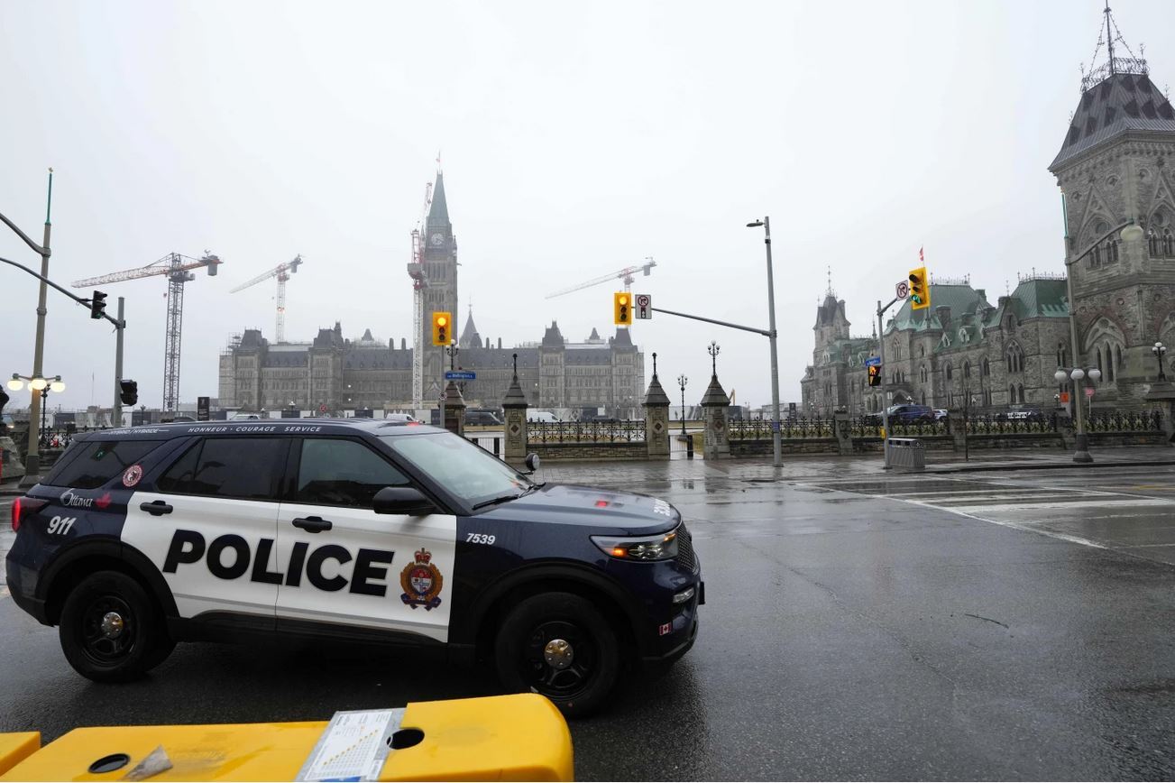 سنگربندی فرد ناشناس در پارلمان کانادا؛ عامل حادثه بازداشت شد سنگربندی فرد ناشناس در پارلمان کانادا؛ عامل حادثه بازداشت شد