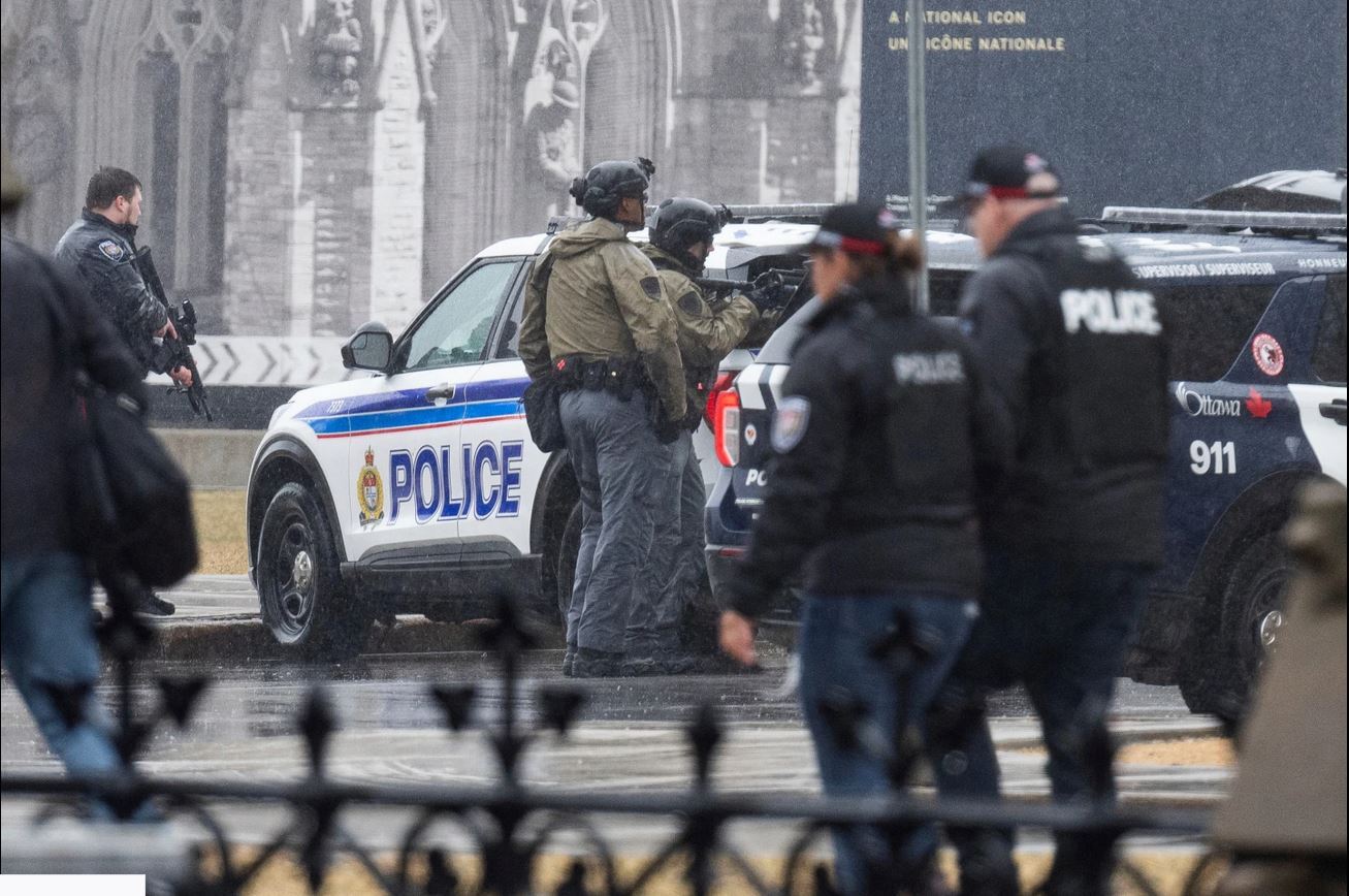 سنگربندی فرد ناشناس در پارلمان کانادا؛ عامل حادثه بازداشت شد سنگربندی فرد ناشناس در پارلمان کانادا؛ عامل حادثه بازداشت شد