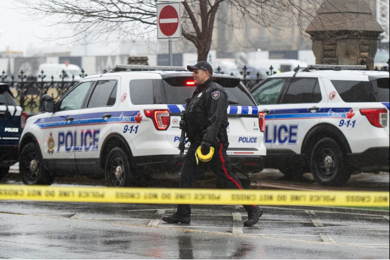 سنگربندی فرد ناشناس در پارلمان کانادا؛ عامل حادثه بازداشت شد سنگربندی فرد ناشناس در پارلمان کانادا؛ عامل حادثه بازداشت شد