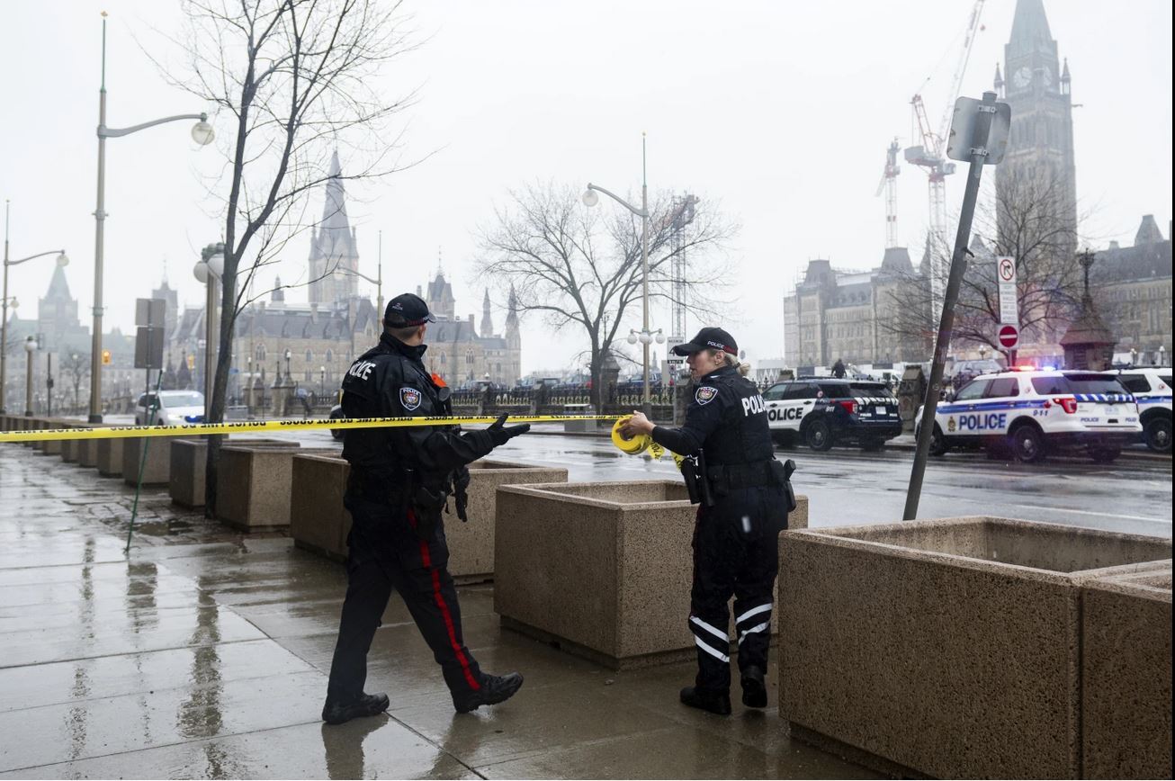 سنگربندی فرد ناشناس در پارلمان کانادا؛ عامل حادثه بازداشت شد سنگربندی فرد ناشناس در پارلمان کانادا؛ عامل حادثه بازداشت شد