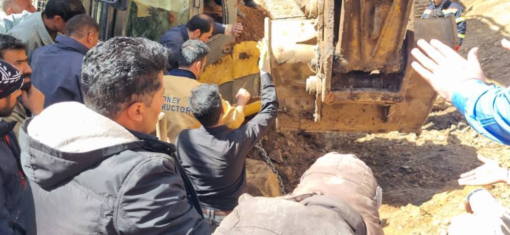 ریزش معدن سنگ آهن در مهاباد؛ عملیات رهاسازی پیکر جان‌باخته توسط امدادگران هلال‌احمر