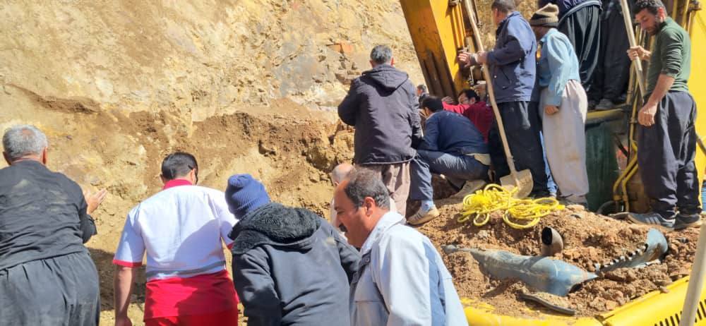 ریزش معدن سنگ آهن در مهاباد؛ عملیات رهاسازی پیکر جان‌باخته توسط امدادگران هلال‌احمر