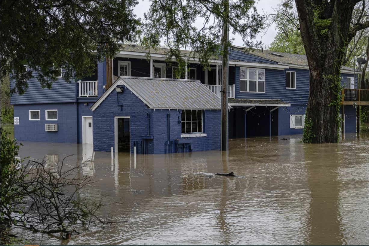 سیل و طوفان در آمریکا ۱۶ قربانی گرفت