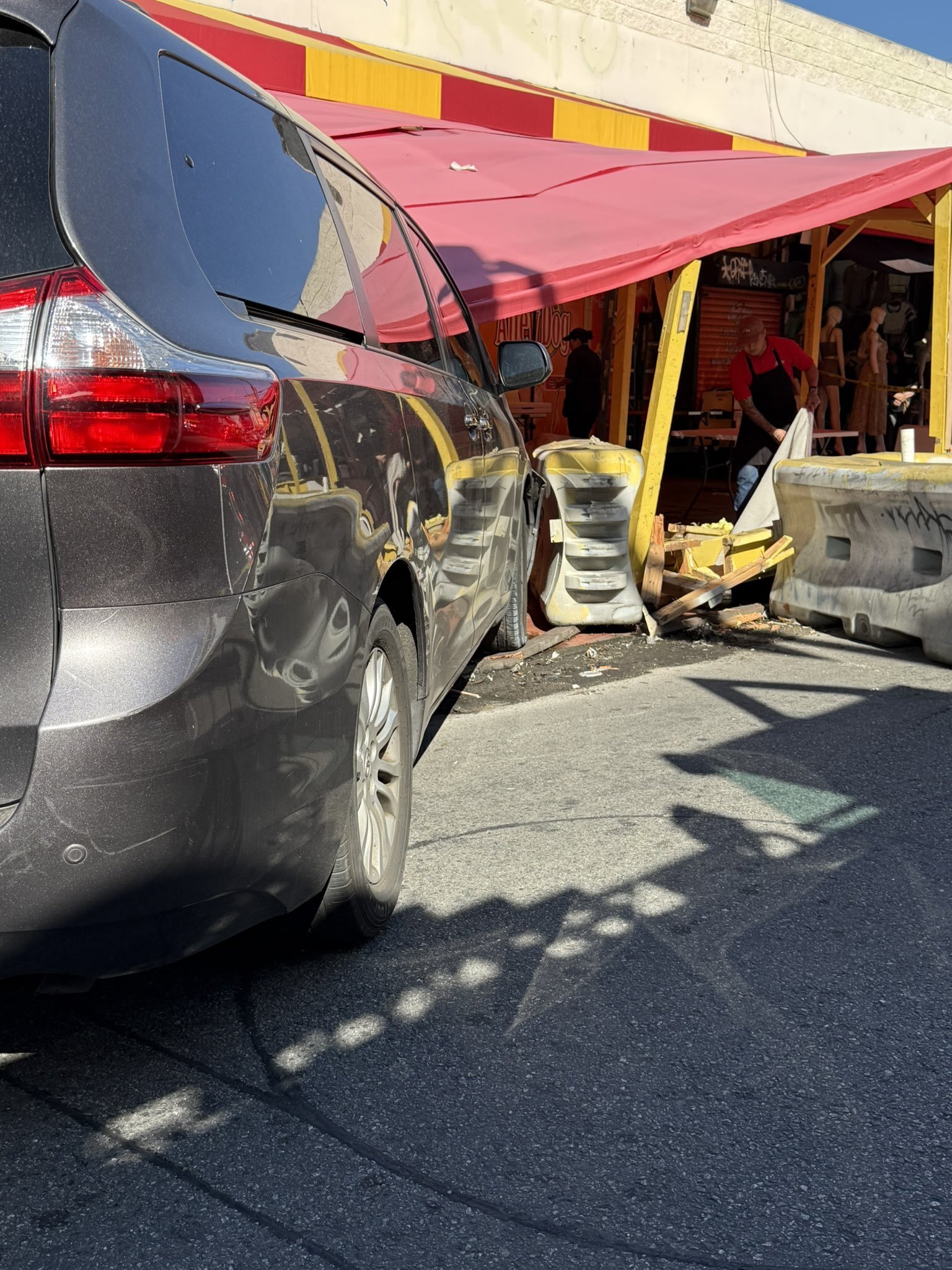 ورود خودرو به میان جمعیت در لسآنجلس؛ ۹ نفر زخمی شدند ورود خودرو به میان جمعیت در لسآنجلس؛ ۹ نفر زخمی شدند