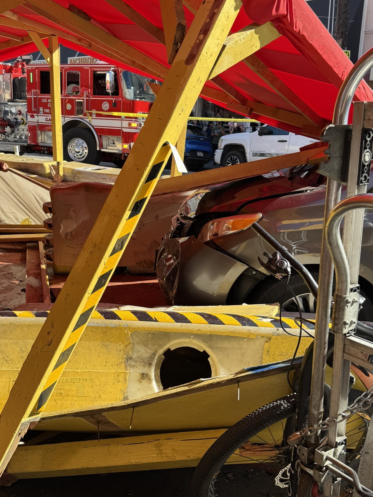 ورود خودرو به میان جمعیت در لسآنجلس؛ ۹ نفر زخمی شدند ورود خودرو به میان جمعیت در لسآنجلس؛ ۹ نفر زخمی شدند