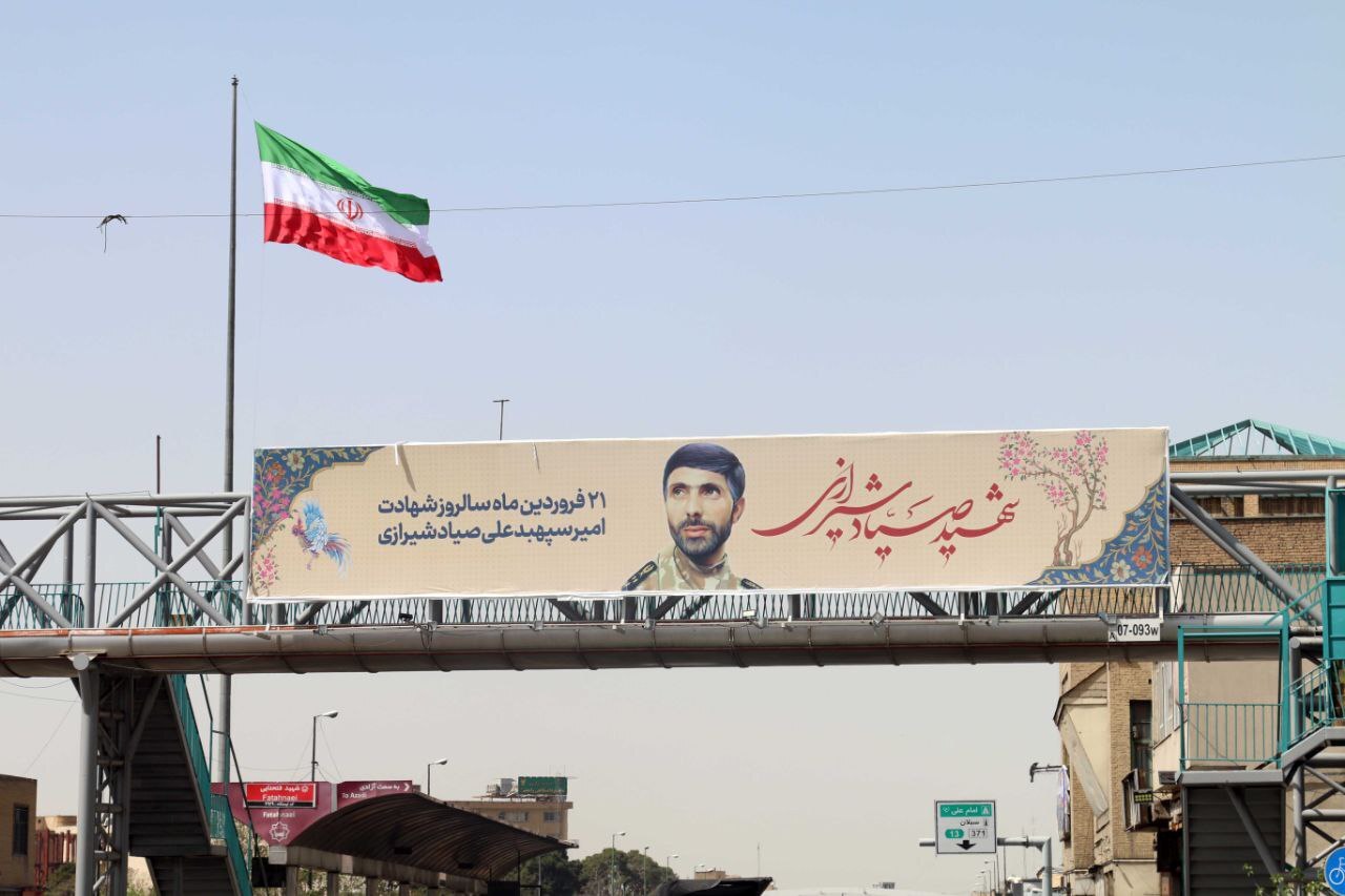 اکران تصاویر گرامیداشت شهید سپهبد علی صیاد شیرازی در سطح شهر