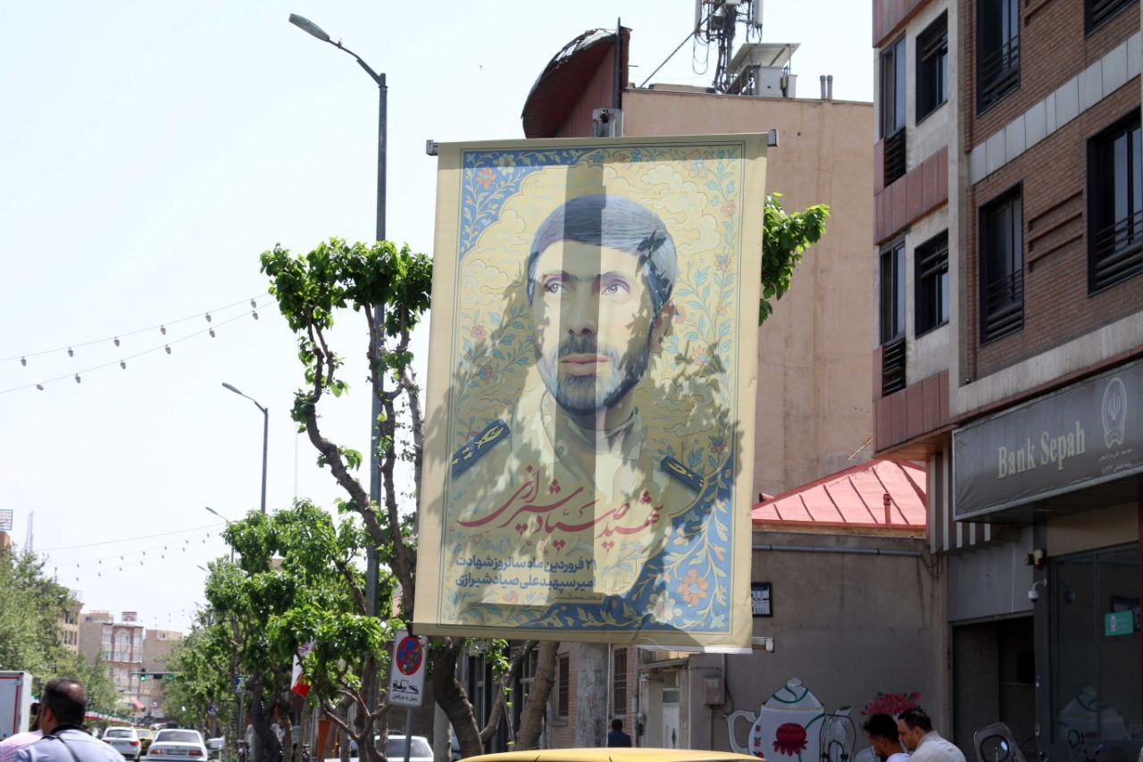 اکران تصاویر گرامیداشت شهید سپهبد علی صیاد شیرازی در سطح شهر