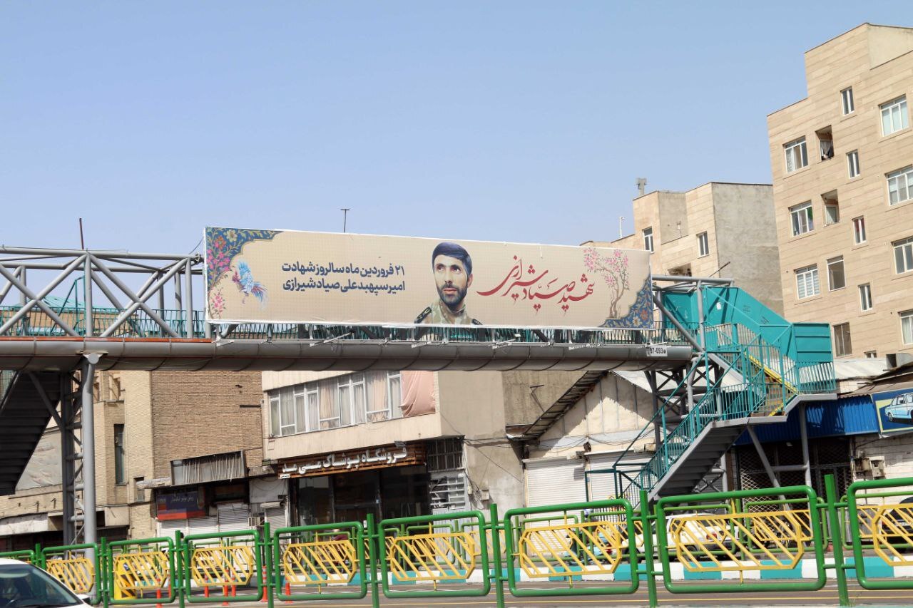 اکران تصاویر گرامیداشت شهید سپهبد علی صیاد شیرازی در سطح شهر