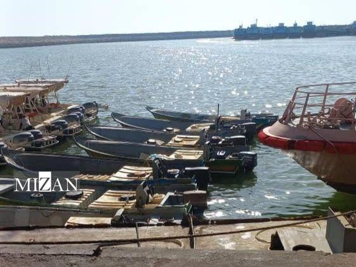 توقیف ۱۱ فروند قایق شوتی حامل سوخت قاچاق در آبهای خلیج فارس/ یازده قاچاقچی دستگیر شدند توقیف ۱۱ فروند قایق شوتی حامل سوخت قاچاق در آبهای خلیج فارس/ یازده قاچاقچی دستگیر شدند
