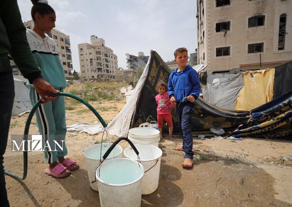 بحران آب در غزه؛ پیادهرویهای طولانی و صفهای بلند بحران آب در غزه؛ پیادهرویهای طولانی و صفهای بلند