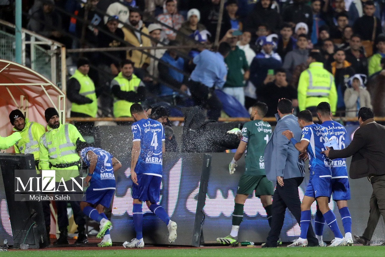 بررسی حقوقی و کیفری رفتارهای مجرمانه، ناهنجاریهای اخلاقی و قانونگریزی تماشاگران در ورزشگاهها بررسی حقوقی و کیفری رفتارهای مجرمانه، ناهنجاریهای اخلاقی و قانونگریزی تماشاگران در ورزشگاهها