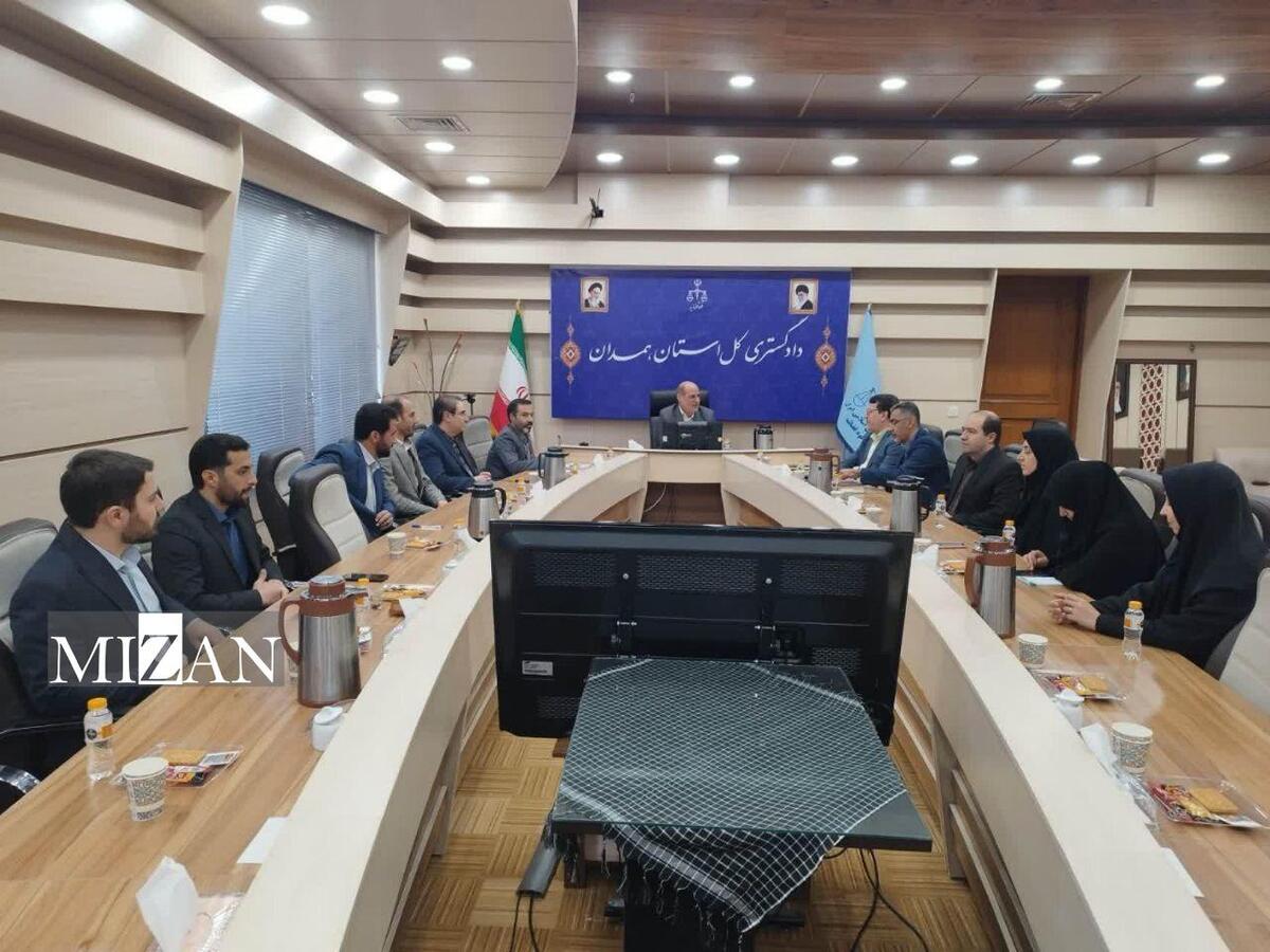 معاون منابع انسانی و امور فرهنگی قوه قضاییه با جمعی از کارکنان معاونت منابع انسانی دادگستری استان همدان دیدار کرد