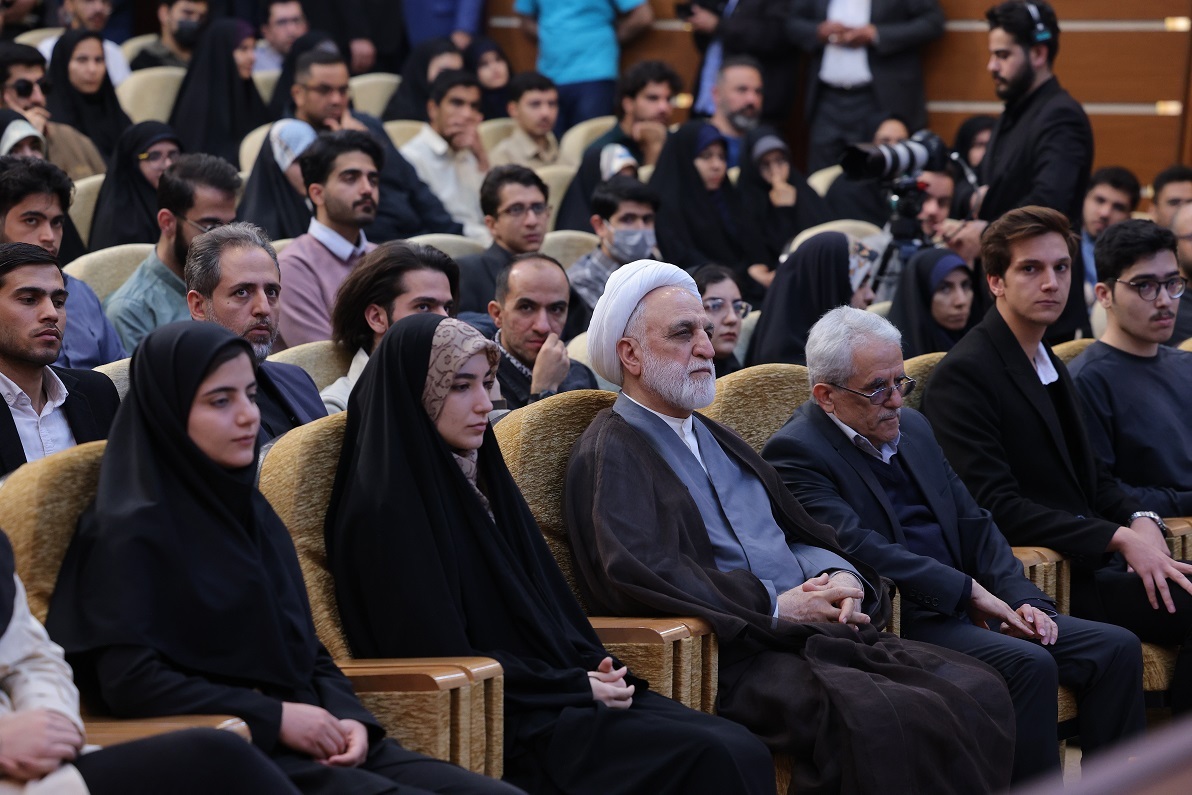 بازدید رئیس قوه قضاییه از کارخانه «صنایع پتروشیمی هگمتانه» همدان/ بازگشت به کار بیش از ۲۵۰ نفر پس از اقدام دستگاه قضا/ دیدار بدون واسطه رئیس عدلیه با دانشجویان دانشگاه بوعلی همدان