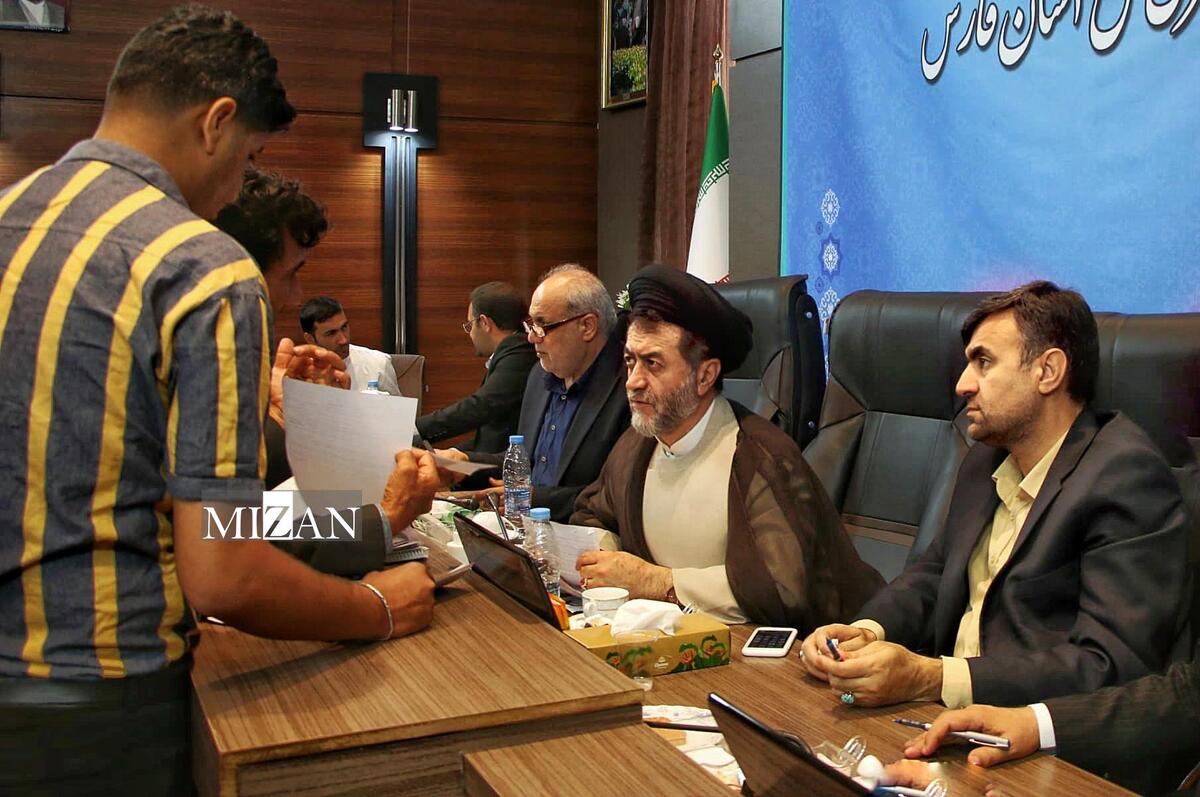 رئیس کل دادگستری استان فارس به درخواست ۱۲۲ نفر از مراجعان در ملاقات مردمی رسیدگی کرد