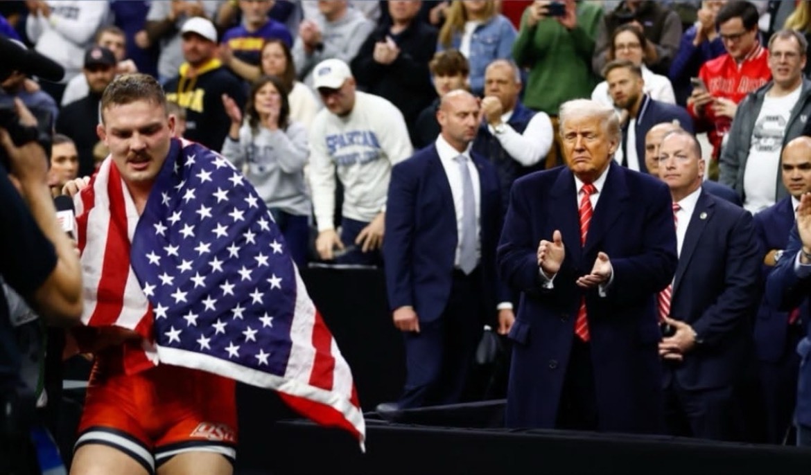 شوکه شدن اهالی کشتی آمریکا/ شکست قهرمان المپیک مقابل چشمان ترامپ