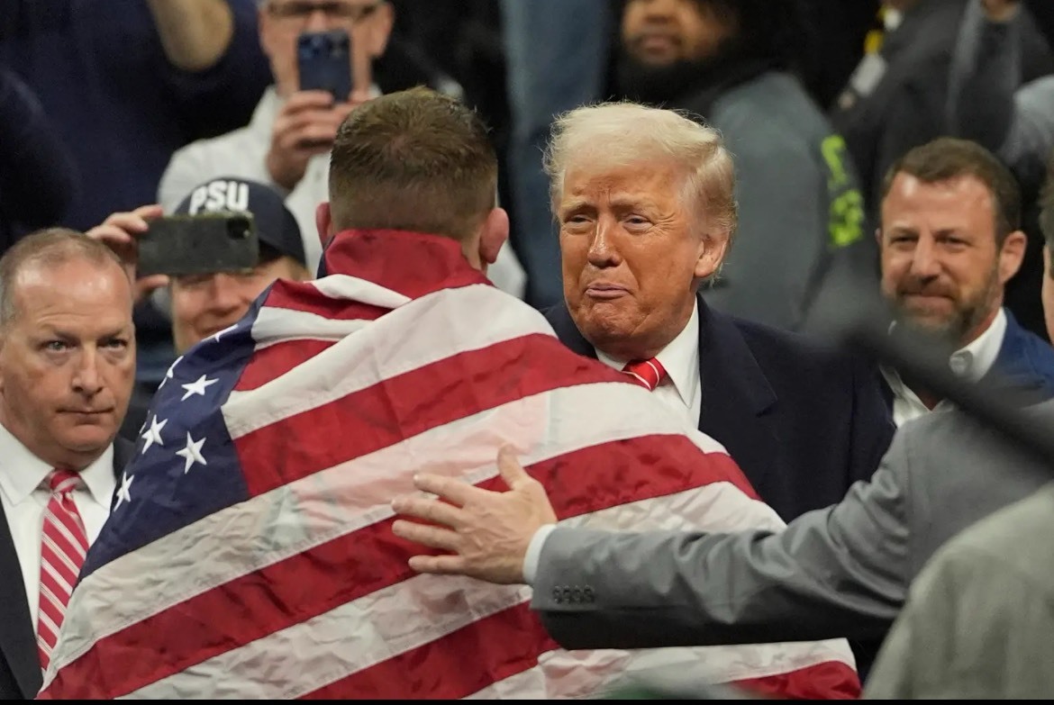 هندریکسون: مسابقه با استیوسون برای من بزرگتر از جهانی و المپیک بود/ از حضور ترامپ در سالن هیجان زده بودم هندریکسون: مسابقه با استیوسون برای من بزرگتر از جهانی و المپیک بود/ از حضور ترامپ در سالن هیجان زده بودم