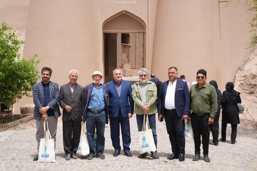 بازدید کنشگران فرهنگی از ارگ بم در روز جهانی بنا‌های تاریخی