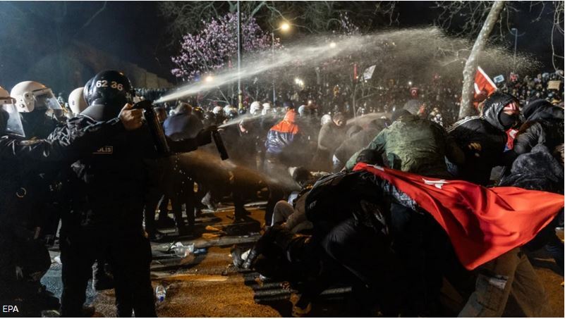 بازداشت هزار و ۴۰۰ نفر در اعتراضهای ترکیه بازداشت هزار و ۴۰۰ نفر در اعتراضهای ترکیه