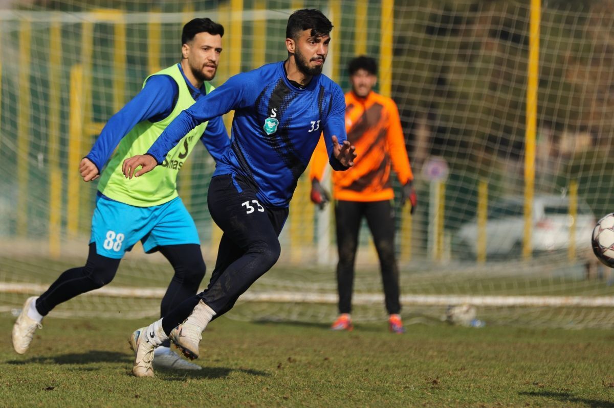 بازی تدارکاتی خیبر و چادرملو پشت درهای بسته ورزشگاه امام رضا (ع)