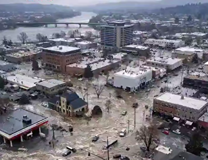 جاری شدن سیل و فوران فاضلاب در خیابان‌های کالیفرنیا